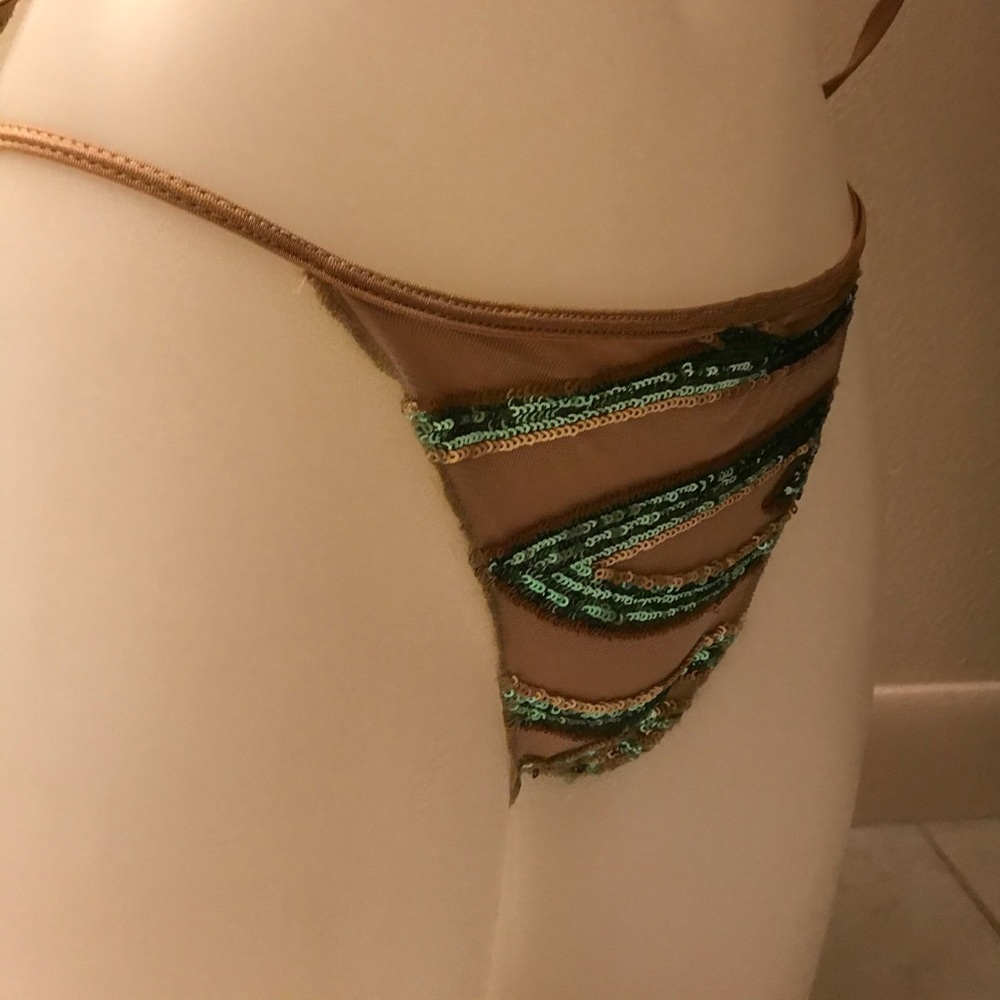 Bikini - Picture 4 of 7